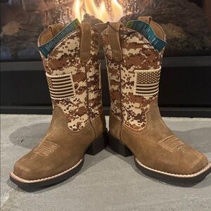 Ariat Patriot Antique Mocha Washed suede/sand camo,American Flag embroidered